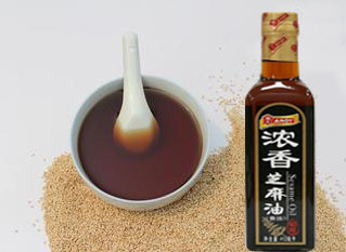 跟隨時(shí)代發(fā)展，不做落伍的芝麻油灌裝機(jī)